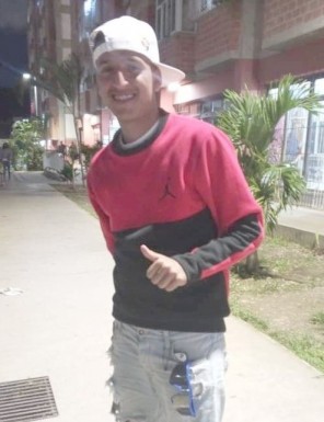 <span>Dianfranco, 20</span> <span style='width: 25px; height: 16px; float: right; background-image: url(/bitmaps/flags_small/VE.PNG)'> </span><br><span>Caracas, Venezuela</span> <input type='button' class='joinbtn' style='float: right' value='JOIN NOW' />